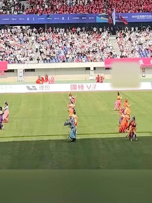 爆冷首场状态出色，RNG观众沸腾！，莱万多夫斯基重返赛场赛场气氛高涨(上气不接下气形容非常慌张或恼怒)