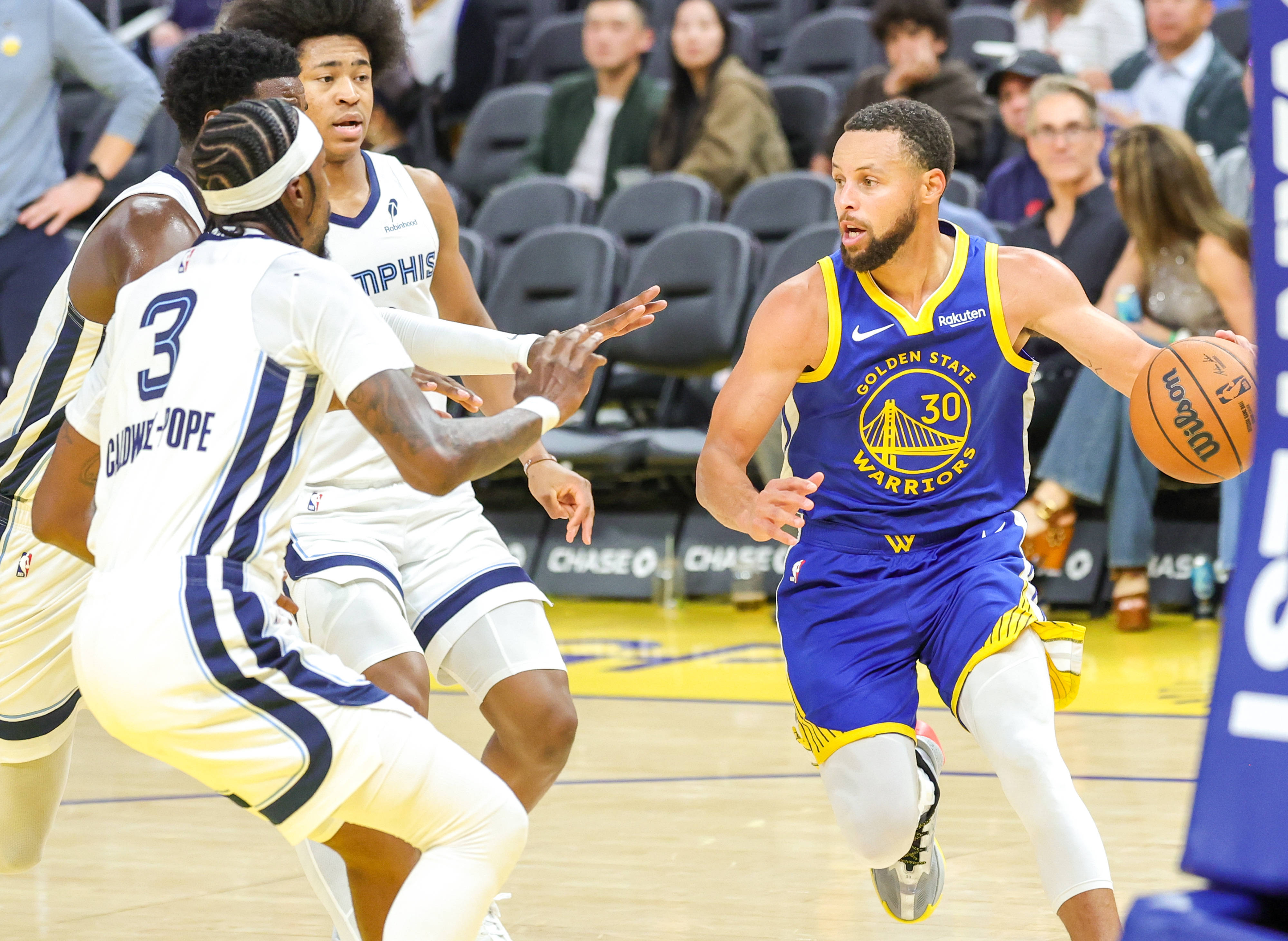 关于库里在美国队比赛中突破纪录，败北引发热议！的信息